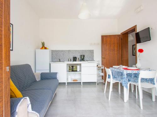 Apartment More e Lamponi by Interhome في Avane: غرفة معيشة مع أريكة وطاولة