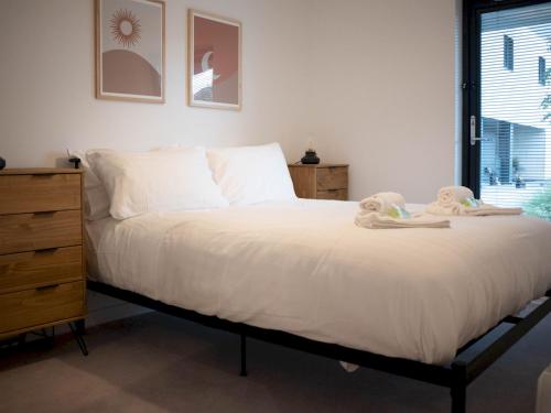 Ένα ή περισσότερα κρεβάτια σε δωμάτιο στο Pass the Keys Lovely New 2-Bed SEC, Hydro, Finnieston with Parking
