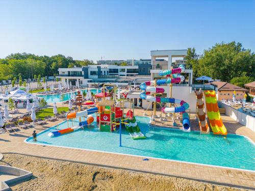 uma piscina exterior com um parque aquático com um escorrega aquático em Alma Health & Spa Retreat em Brăila