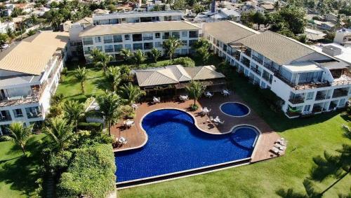 eine Luftaufnahme eines Resorts mit Swimmingpool in der Unterkunft Paraiso dos Corais in Guarajuba