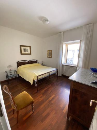 een slaapkamer met een bed en een stoel erin bij Appartamento incantevole: Numana in Numana