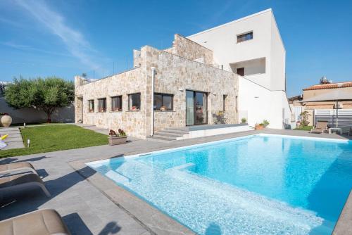 une grande piscine en face d'une maison dans l'établissement Elaia Rooms, à Noto Marina