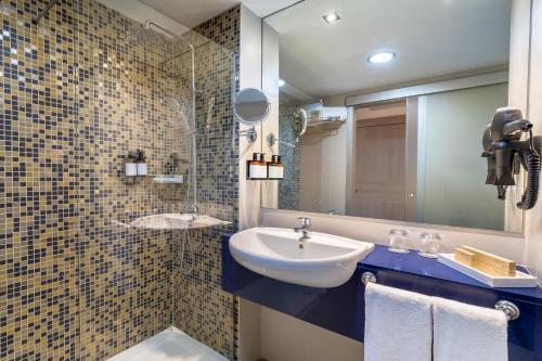 a bathroom with a sink and a mirror at Barceló Margaritas in Playa del Ingles