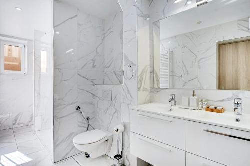 biała łazienka z toaletą i prysznicem w obiekcie Cosy apartment 4P-1BR Flandre-Crimée w Paryżu