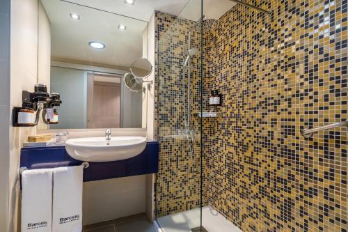 a bathroom with a sink and a shower at Barceló Margaritas in Playa del Ingles