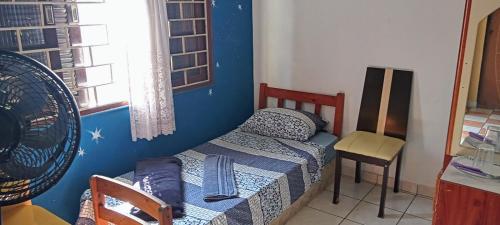 Morada BemTeVi Guest House في ساو جوزيه دوس كامبوس: غرفة نوم صغيرة بها سرير ومروحة