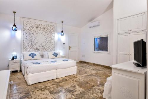 TV a/nebo společenská místnost v ubytování Arbatax Park Resort - Suites Del Mare