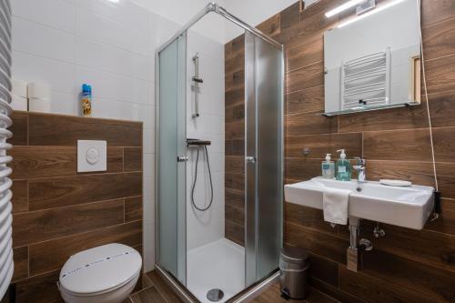 A bathroom at Peachy Homes Apartment