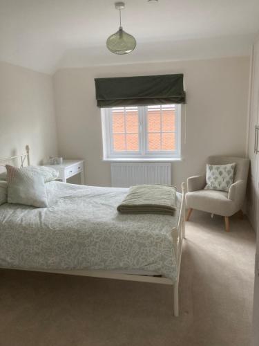 Una cama o camas en una habitación de Mill Meadows