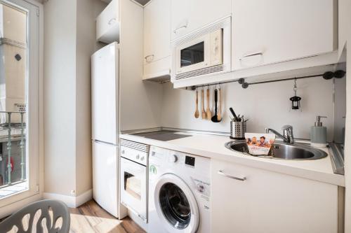 A kitchen or kitchenette at Apartamentos Cruz