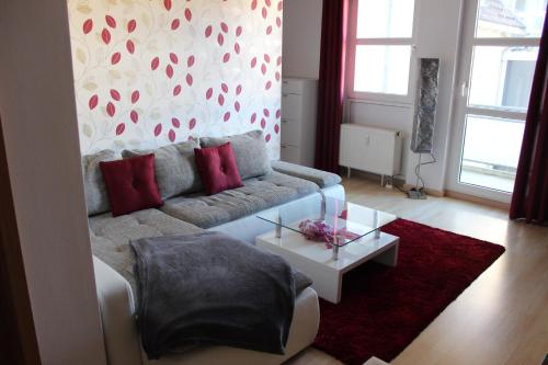 sala de estar con sofá y mesa en City-Appartement 38, en Zwickau