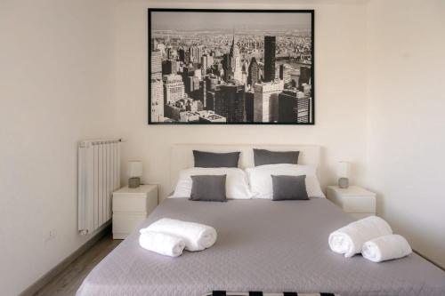 una camera da letto con un grande letto con due cuscini di b&b airport bari-palese luxury 1 a Bari