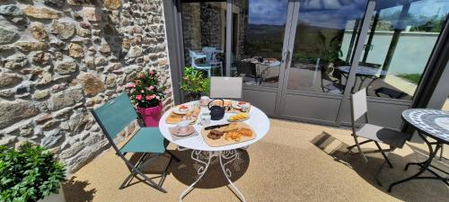 una mesa blanca con comida en el patio en Bel Aujourd'hui Spa Sauna, en Cordelle