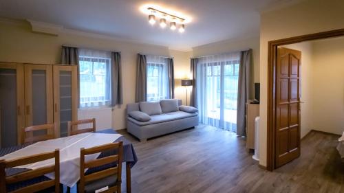 Un ou plusieurs lits dans un hébergement de l'établissement Őzkút Apartmanház