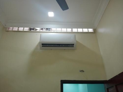 a air conditioner on a wall in a room at HomestayMuslim Safiyya in Sungai Petani