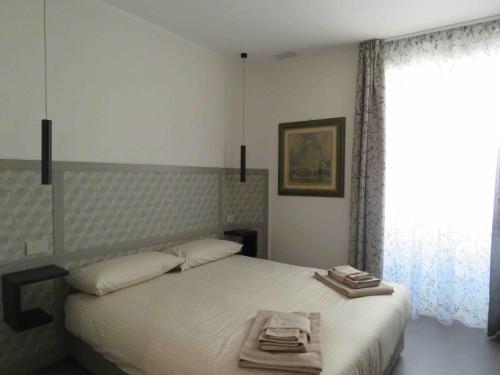 ein Schlafzimmer mit einem Bett mit zwei Handtüchern darauf in der Unterkunft Les fleuves - Doire - Alloggio ad uso turistico - VDA - AOSTA - n 116 in Aosta