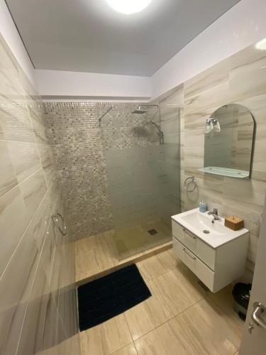 a bathroom with a shower and a sink at Garsoniera King Tip Studio in Năvodari