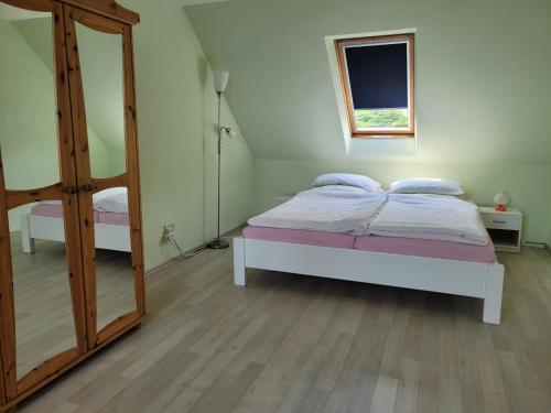 una camera con letto e specchio di Anam Sona SeaView B&B a Caherkeen