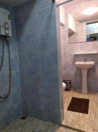 Bilik mandi di Hooman Hostel