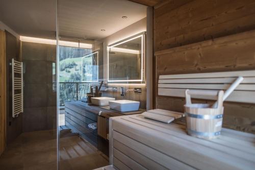 A bathroom at AhriaPura