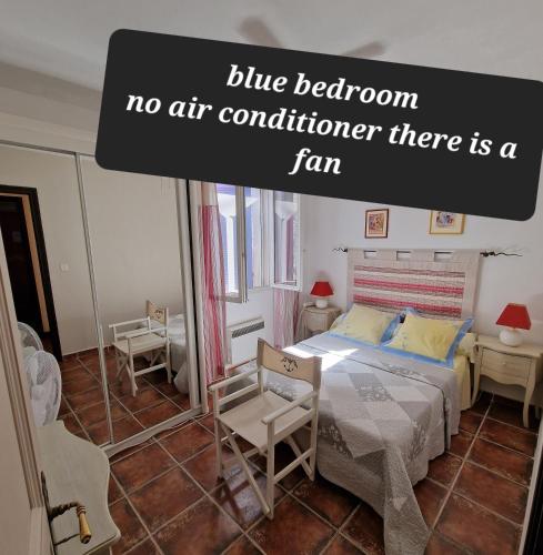 a room with a bed and a sign that reads blue bedroom no air conditioner at Chambres d'hôtes Villa bella fiora in Biguglia
