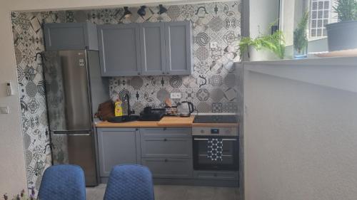 Kuchyňa alebo kuchynka v ubytovaní FOREKS APARTMAN