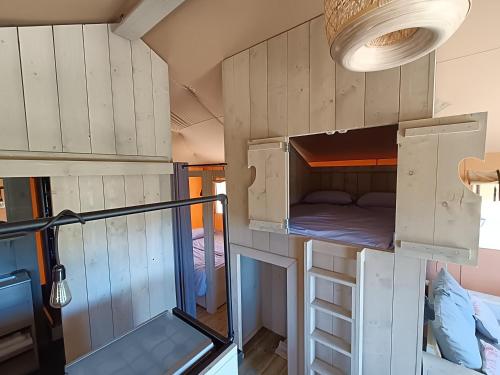 CollevilleにあるTente Cottage (6p) Fécamp Etretatの二段ベッド1組、バルコニーが備わる小さな客室です。