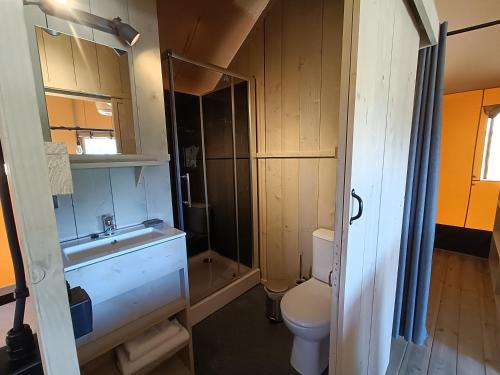 een kleine badkamer met een toilet en een wastafel bij Tente Cottage (6p) Fécamp Etretat in Colleville