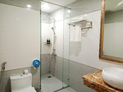 A bathroom at Khách sạn Le Royal