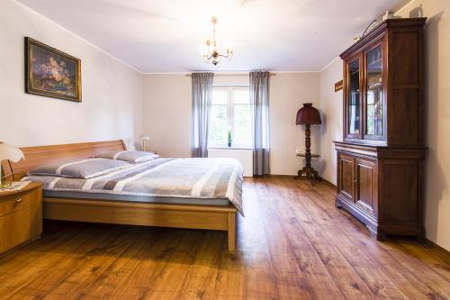 a bedroom with a large bed and a window at U Lipińskich - Dom nad jeziorem in Ostrzyce