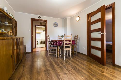 a kitchen and dining room with a table and chairs at U Lipińskich - Dom nad jeziorem in Ostrzyce