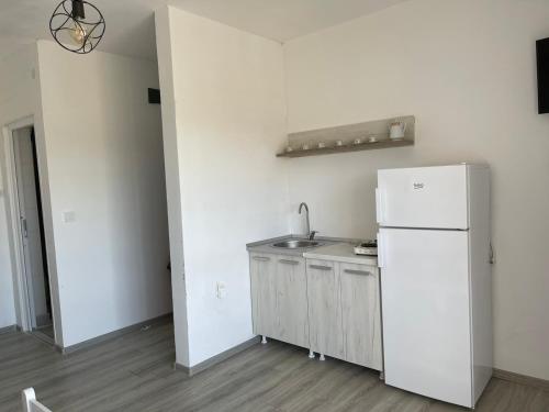 Kuchyň nebo kuchyňský kout v ubytování White apartments