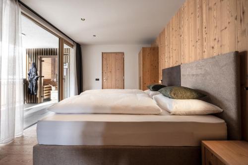 Postel nebo postele na pokoji v ubytování Oberfallerhof Apartment Oi
