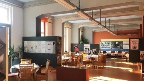 Posezení v ubytování Haus des Volkes - Das Bauhaushotel