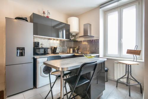 Virtuvė arba virtuvėlė apgyvendinimo įstaigoje Appartement Milhan quartier Aigle Championnet