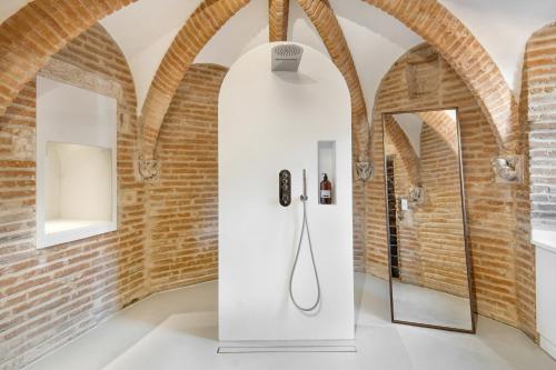 Kúpeľňa v ubytovaní La Tour du Capitole, cocoon insolite dans Toulouse