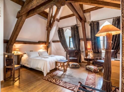 Coise-Saint-Jean-Pied-Gauthier的住宿－Château de la Tour du Puits，卧室配有一张床和一张桌子及椅子