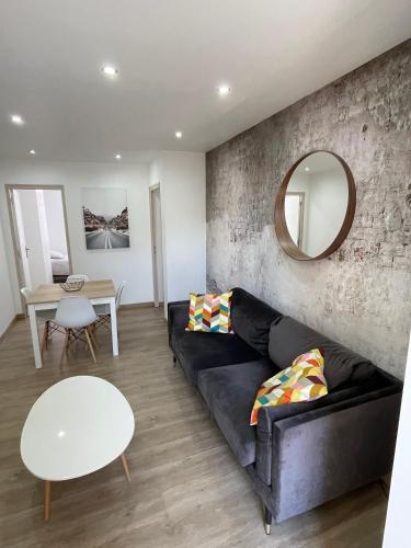 un salon avec un canapé et une table dans l'établissement La Maison 19 Appartement 4 personnes, à Lens