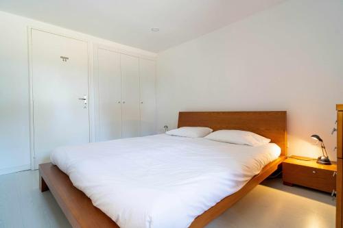 ein Schlafzimmer mit einem großen Bett mit weißer Bettwäsche in der Unterkunft Acushla Original House Douro in Lodões