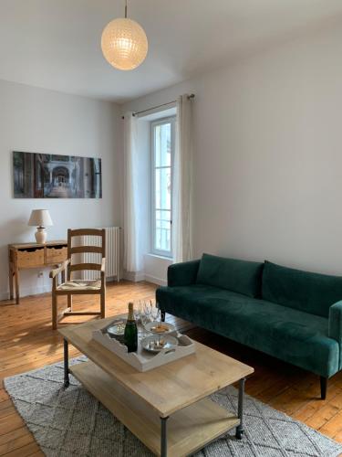 - un salon avec un canapé vert et une table basse dans l'établissement Grand appartement de Standing #Hypercentre, à Cognac