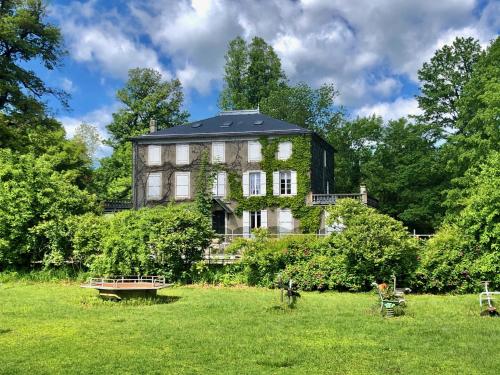 Fotografia z galérie ubytovania Chalets dans la parc d'un manoir du XIXème siècle v destinácii Anglès