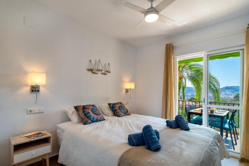 - une chambre avec un lit doté de 2 oreillers bleus dans l'établissement Casa Viva la Vida, à La Herradura