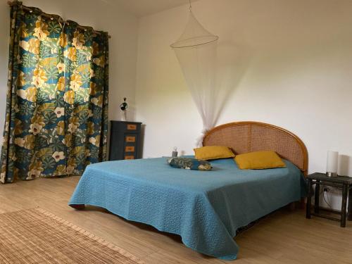 En eller flere senge i et værelse på Villa Soforal