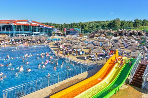 Kolam renang di atau dekat dengan Willa Posejdon - Aquapark Panorama Morska All Inclusive