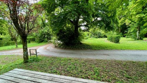 Fotografia z galérie ubytovania Chalets dans la parc d'un manoir du XIXème siècle v destinácii Anglès