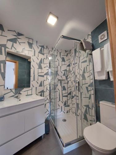 un baño con ducha y WC en Casa da Igreja, en Sabugueiro
