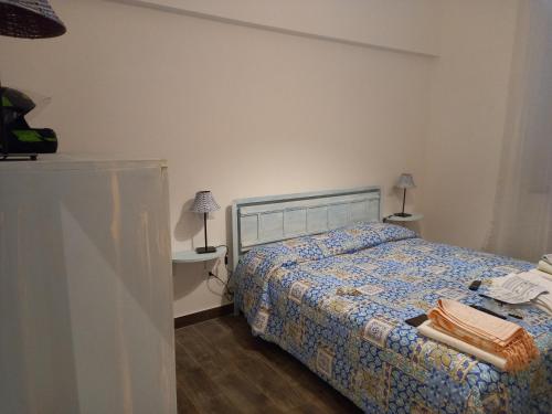 1 dormitorio con 1 cama, 2 mesas y 1 lámpara en DormireInCentro, en Ancona