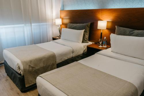 Tempat tidur dalam kamar di Rochester Hotel Concept