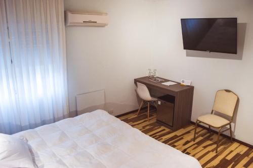 Televisyen dan/atau pusat hiburan di Solares Hotel & Spa