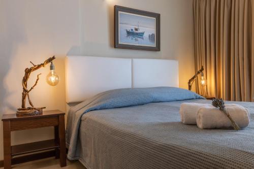 Postel nebo postele na pokoji v ubytování Enalio Suites